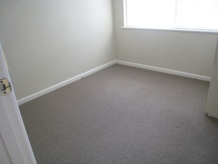 Secure One Bedroom Apartment - Photo 2