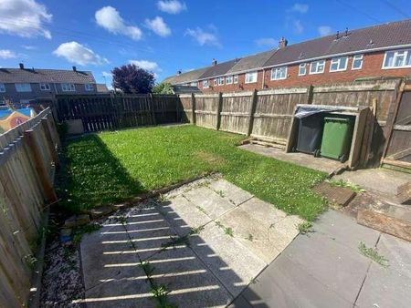 2 bedroom end of terrace house to rent - Photo 3