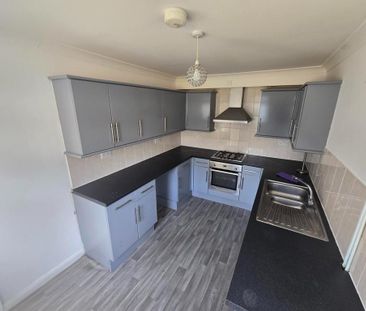 4 bedroom semi-detached house to rent - Photo 4