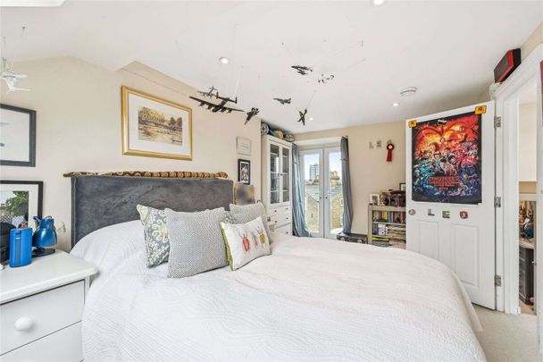 A charming five bedroom family home close to Battersea Park. - Photo 1