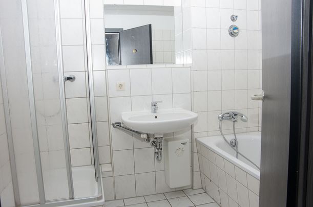 - Große Galeriewohnung mit Parkett - Bad mit Wanne und Dusche - Photo 1