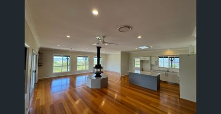 Expansive farmhouse style retreat - Photo 5