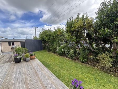 Secure and sunny Lockwood home - Photo 4