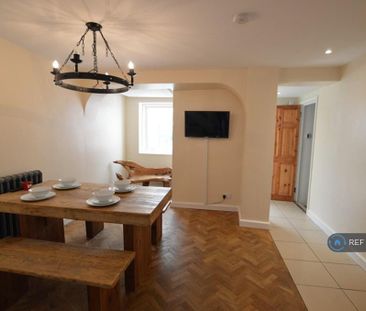 4 bedroom semi-detached house to rent - Photo 2