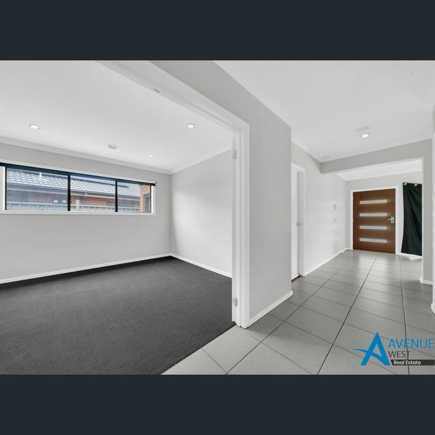 Grand Family Living in Atherstone Estate - Photo 1