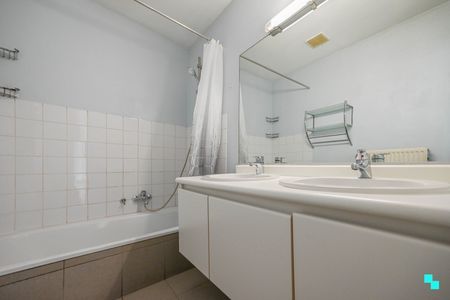Ruim appartement met garagebox in hartje Izegem - Foto 4