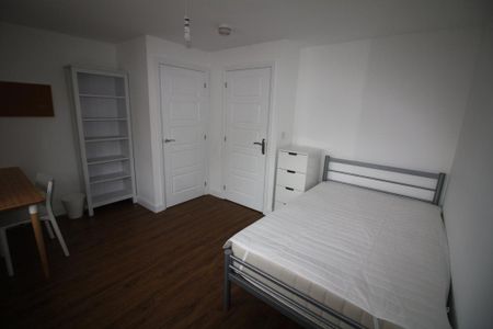 4 bedroom semi-detached house to rent - Photo 3