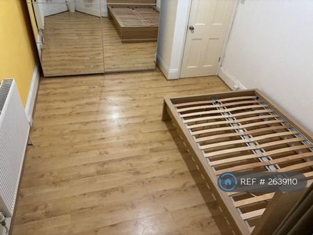 1 bedroom in a flat share to rent - Photo 5