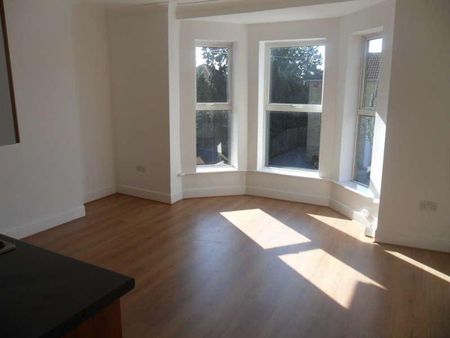 Waterloo Road, SO15 - Photo 2