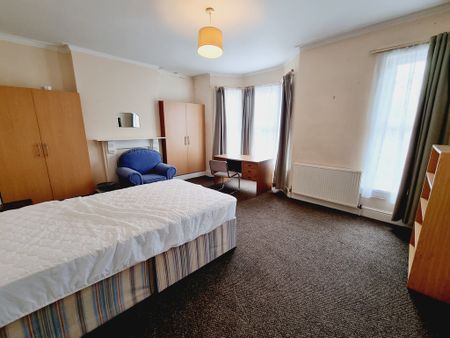 5 Bed Student Accommodation - Photo 3