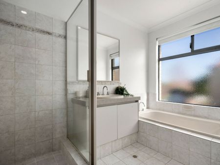 Gloriously Sun Filled Spacious Home - Photo 4