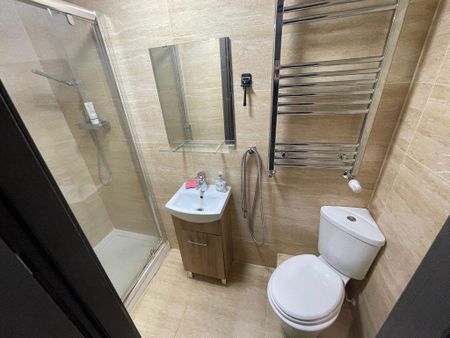 1 bedroom in a house share to rent - Photo 4
