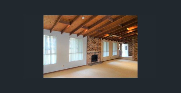 GENEROUS FAMILY RESIDENCE - Photo 1