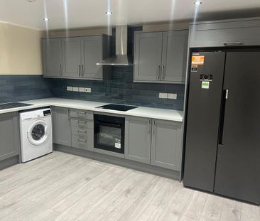 3 bedroom flat to rent - Photo 4