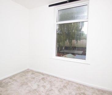 2 bedroom end of terrace house to rent - Photo 2