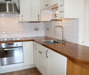 Crow Road, Anniesland - Photo 2