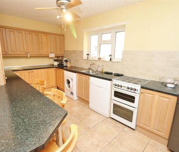 2 bedroom end of terrace house to rent - Photo 1