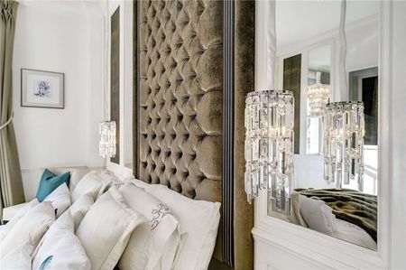 An exceptional and beautifully designed two bedroom Mayfair apartment with lift access and 24 hour porter. - Photo 3