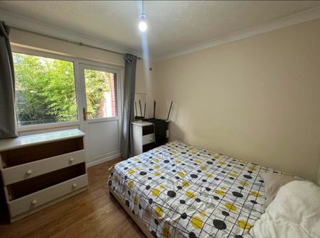 6 Bed Semi-Detached House, Lyon Street, SO14 - Photo 2