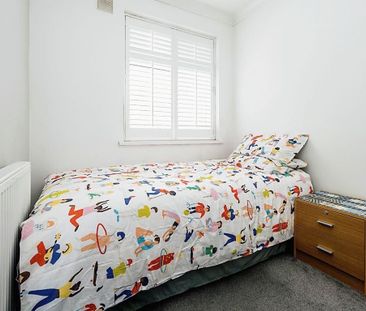 3 Bed Terraced House, Roman Road, E6 - Photo 5