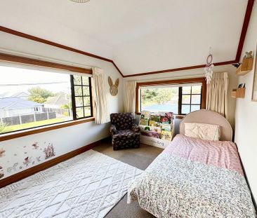 Spacious 4 Bedroom Family Home + External office - Photo 5