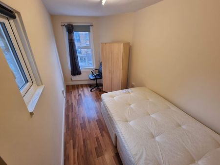 3 Bed Flat, Bow Road, E3 - Photo 3
