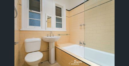 Gorgeous Two Bedroom High Ceiling Art Deco apartment! - Photo 5