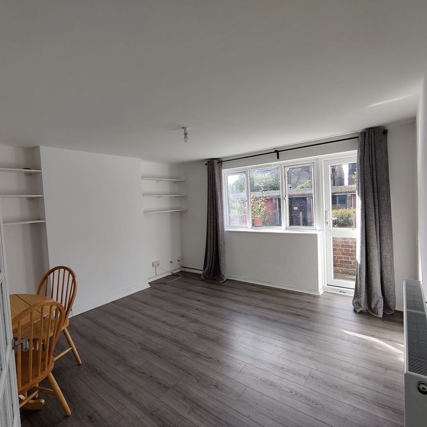 Two Bedroom Flat For Rent in Woodford Green, IG8 - Photo 1