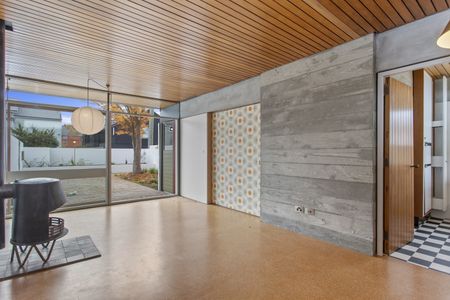 One Bedroom Heritage Apartment City West (Downstairs) with Garage - Photo 2