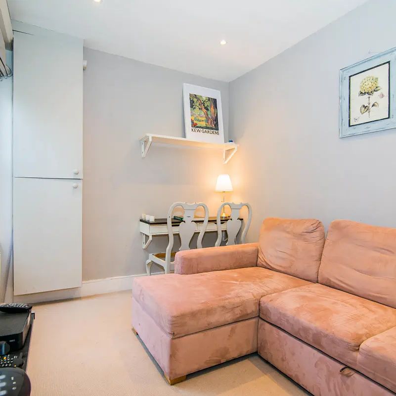 2 bedroom flat in Richmond - Photo 1