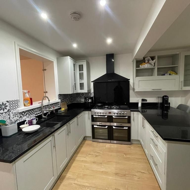 4 bedroom end of terrace house to rent - Photo 1