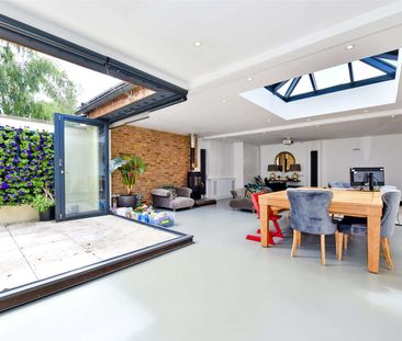 A fully-furnished and stylish home in a much sought after town cent... - Photo 5