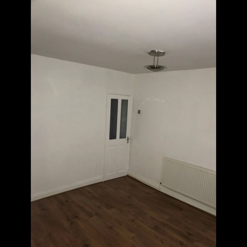 2 Bed End Terrace, Livingstone Road, S35 - Photo 1