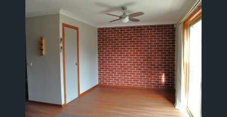 Updated three-bedroom townhouse with courtyard in Kingswood - Photo 3