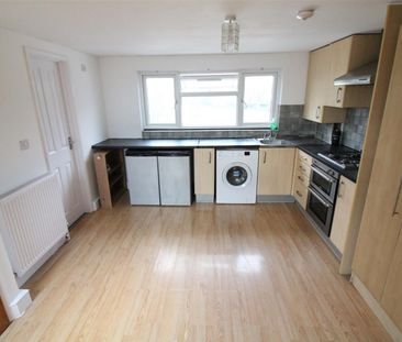 Kingsbridge Crescent, Southall - Photo 3