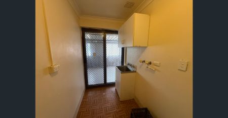 Spacious 3-Bed with Games Room! - Photo 3