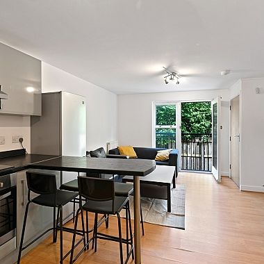 Renovated 3 Bedroom, 2 Bathroom Property Close to Uni! - Photo 1