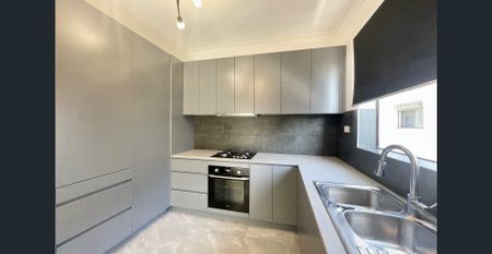 This newly renovated 3-bedroom, 2-bathroom house - Photo 3