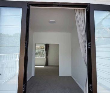 2-3 bedroom house. Close to shops and bus. - Photo 5