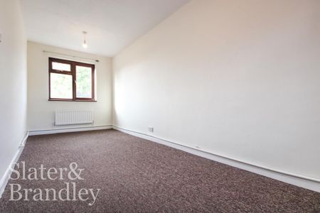 4 bedroom end of terrace house to rent - Photo 3