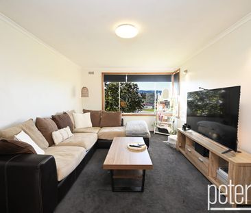 Charming Three Bedroom Home in Ravenswood - Photo 2