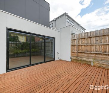 Stylish 3-Bedroom Townhouse with Space & Convenience - Photo 4