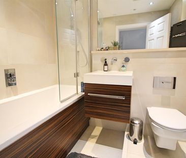 2 bed flat to rent in Royal Connaught Drive, Bushey, WD23 - Photo 4