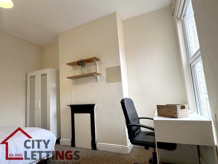 5 Bedroom Semi-Detached House - Photo 4