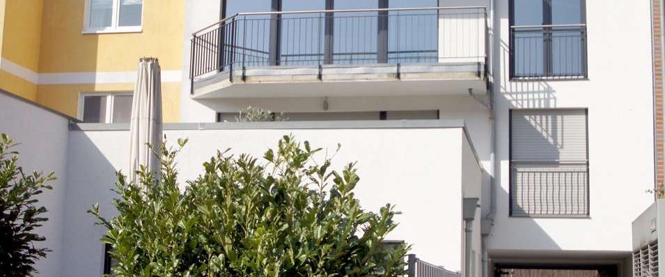 Neuss-City: Helle 3-Zimmerwohnung mit großer Dachterrasse, 2 Bädern, Fußbodenheizung und Stellplatz - Photo 1