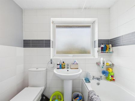 3 bedroom semi-detached house to rent - Photo 4