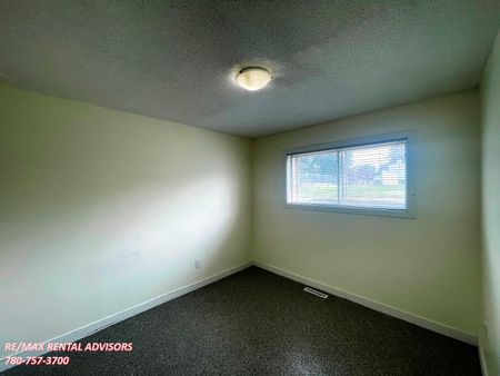 GREAT 2 BED 1 BATH, 4-PLEX UNIT WITH ONE OUTDOOR PARKING IN THE COMMUNITY OF BEACON HEIGHTS - Photo 2