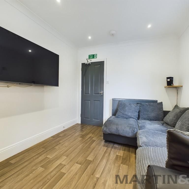 6 bedroom terraced house to rent - Photo 1