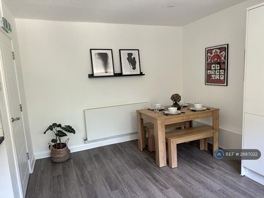 1 bedroom in a house share to rent - Photo 1