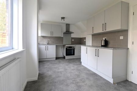 3 bedroom end of terrace house to rent - Photo 2